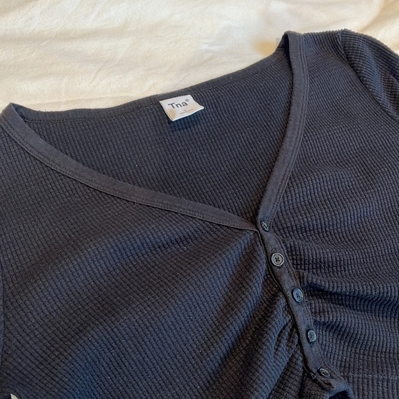 TNA SMALL BLACK LONG SLEEVE BUTTON UP CROP TOP - Picture 2 of 2